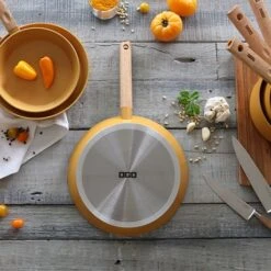 Poêle Ector Induction Aluminium Revêtu Manche En Bois 24 Cm Jaune 7 Poêle Ector Induction Aluminium Revêtu Manche En Bois 24 Cm Jaune -Cuisine À Domicile 108006 2 1 Poele Ector induction aluminium revetu manche en bois 24 cm jaune Ogo