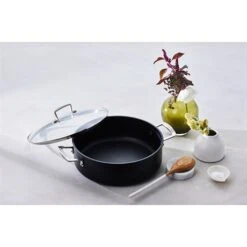 Le Creuset Sauteuse Rondeau Anti-adhérente Les Forgées 30 Cm Et Couvercle En Verre -Cuisine À Domicile 133010 3 1 Sauteuse rondeau anti adherente Les Forgees 30 cm et couvercle en verre Le Creuset