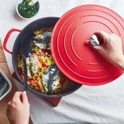 Cuisine À Domicile -Cuisine À Domicile 203007 1 3 Cocotte legere ronde en fonte d aluminium 28 cm 6 7 L rouge Mathon