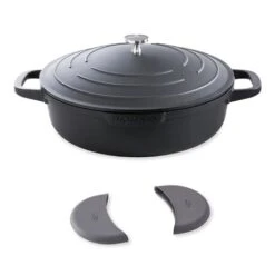 Lot Cocotte Légère Basse Ronde En Fonte D'aluminium 28 Cm Noir Et Deux Maniques Silicone