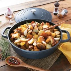 Lot Cocotte Légère Basse Ronde En Fonte D'aluminium 28 Cm Noir Et Deux Maniques Silicone -Cuisine À Domicile 209011 3 3 Lot cocotte legere basse ronde en fonte d aluminium 28 cm noir et deux maniques silicone Mathon