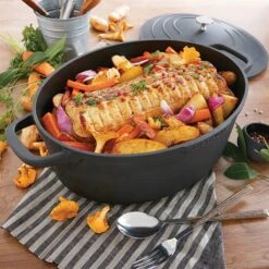 Lot Cocotte Légère Ovale En Fonte D'aluminium 32 Cm Coloris Noir Et Deux Maniques Silicone -Cuisine À Domicile 209012 3 3 Lot cocotte legere ovale en fonte d aluminium 32 cm coloris noir et deux maniques silicone Mathon