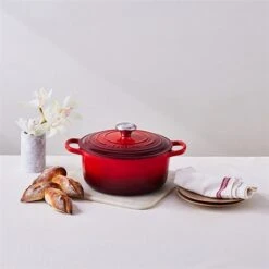 Le Creuset Cocotte Fonte Rond 26 Cm Cerise -Cuisine À Domicile 213184 4 3 Cocotte fonte rond 26 cm cerise Le Creuset