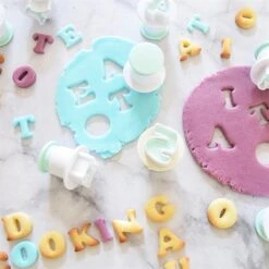 Emporte-pièces Lettres Et Chiffres -Cuisine À Domicile 560023 2 2 Emporte pieces lettres et chiffres Scrapcooking