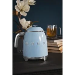 Smeg Mini Bouilloire 0,8 L 1400 W KLF05PBEU Bleu Azur -Cuisine À Domicile 702031 3 4 Mini bouilloire 0 8 L 1400 W KLF05PBEU bleu azur Smeg