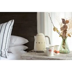 Smeg Bouilloire Crème 1,7 L 2400 W KLF03CREU -Cuisine À Domicile 702065 3 1 Bouilloire creme 1 7 L 2400 W KLF03CREU Smeg