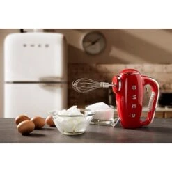Smeg Batteur à Main 9 Vitesses 250 W HMF01RDEU Rouge 5 Smeg Batteur à Main 9 Vitesses 250 W HMF01RDEU Rouge -Cuisine À Domicile 761065 2 1 Batteur a main 9 vitesses 250 W HMF01RDEU rouge Smeg